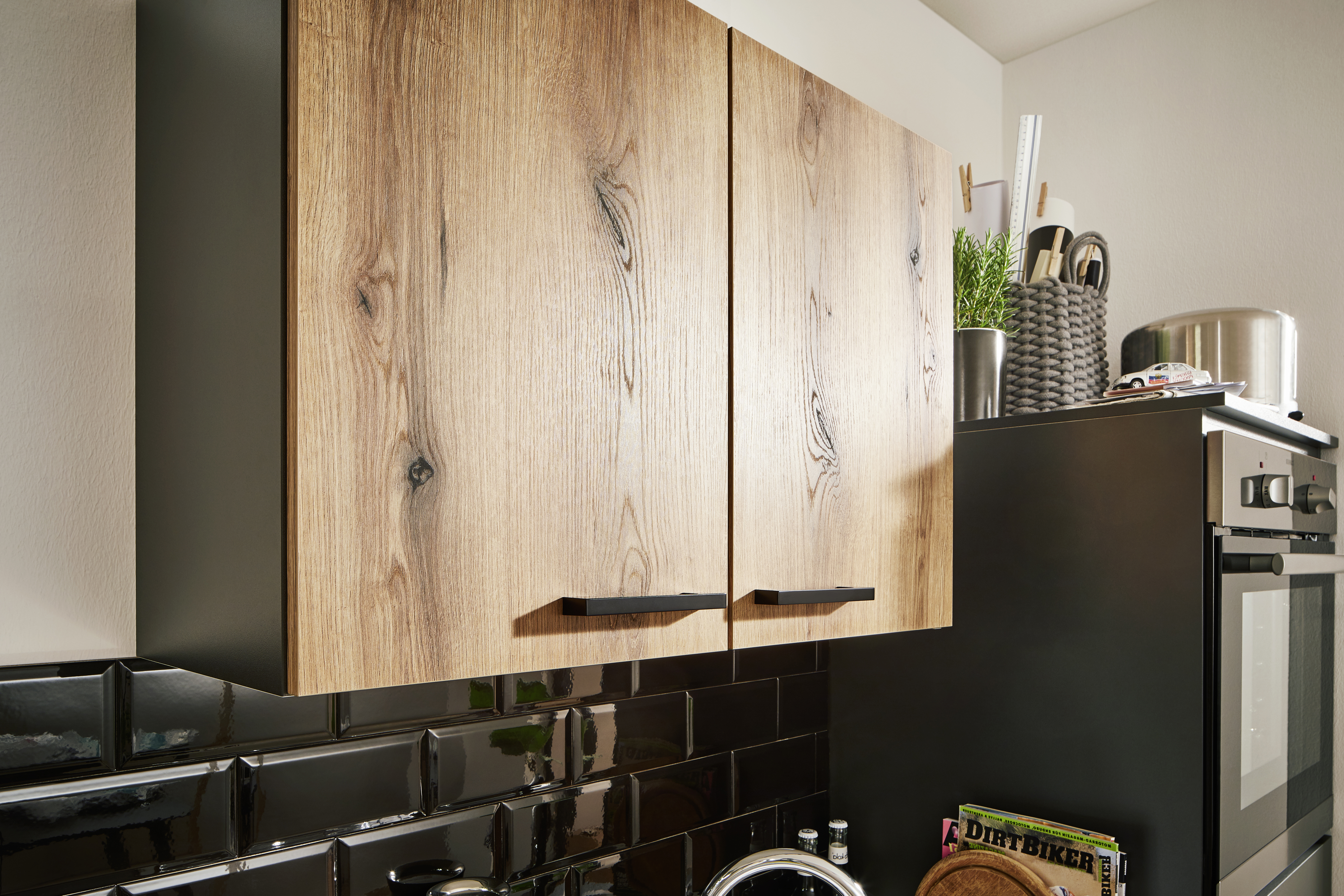 Rustikale Eleganz - Deine coole Küche in schwarz und Holzoptik